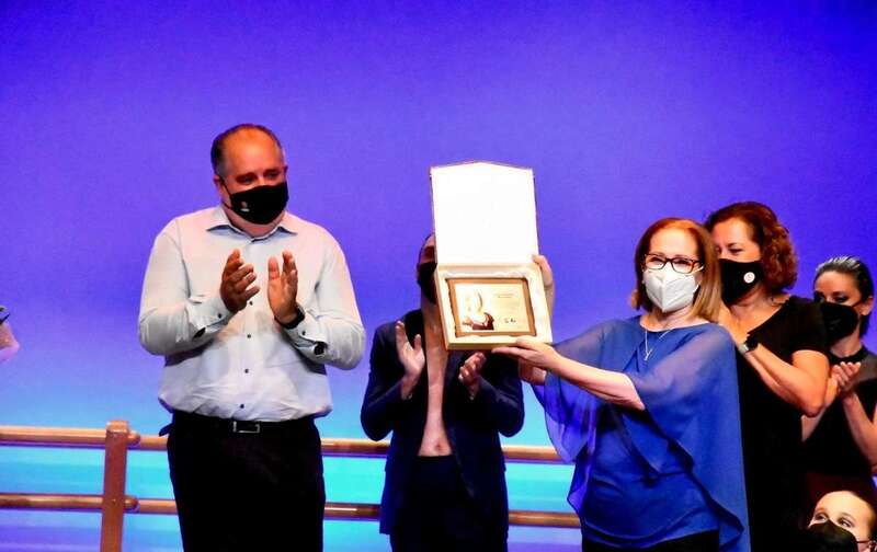 Momento del homenaje, anoche en el Teatro Municipal/TA.